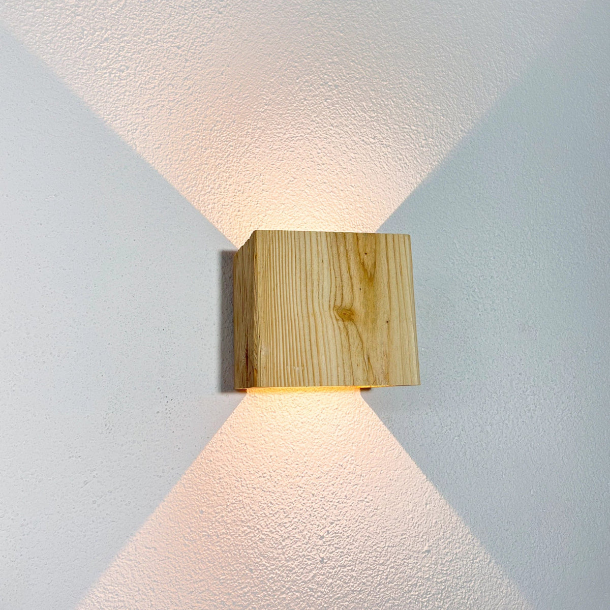 Lampada da parete in legno WALDLICHT larice intagliato