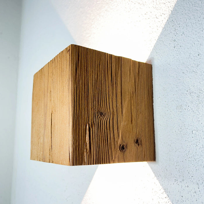 Lampada da parete in legno "WALDLICHT" in termoabete intagliato